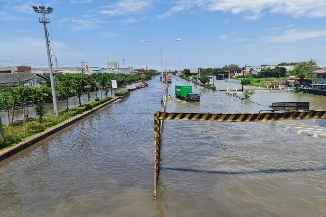 Hindari Jalan Kaligawe Masih Terendam Banjir Setengah Meter Kebencanaan