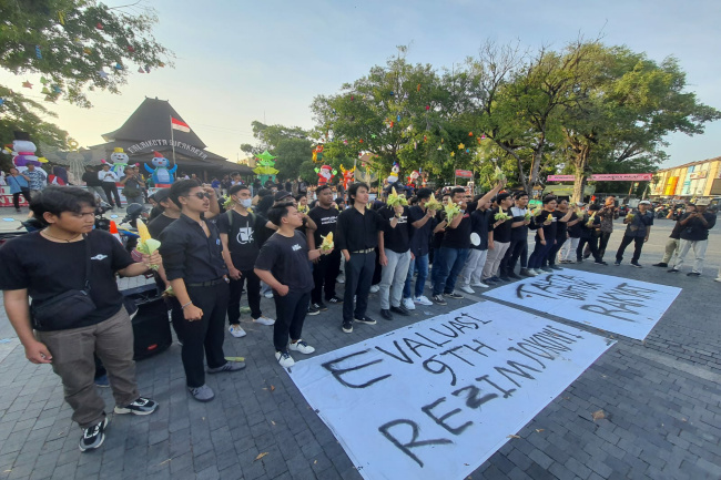 Gabungan Bem Geruduk Balai Kota Solo Mahasiswa Tantang Gibran Debat