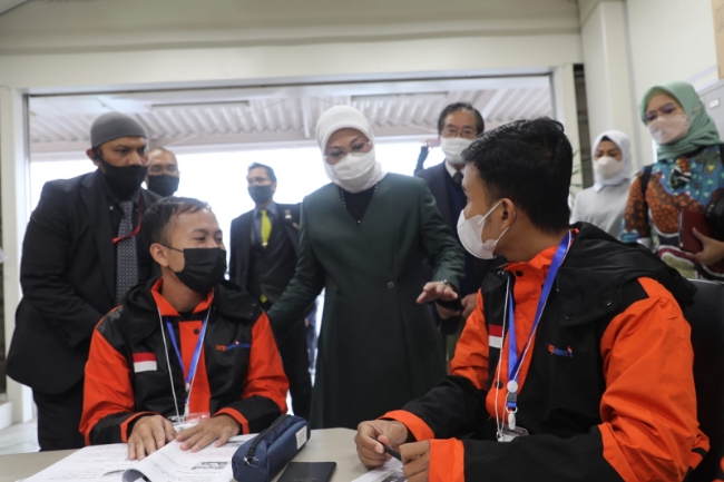 Menaker Tinjau Aktivitas Pemagangan Peserta Bidang Tata Operasi Darat di Bandara Narita