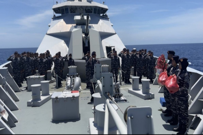 Kapal Angkatan Laut Korea Selatan Tabur Bunga di Perairan Laut Jawa 