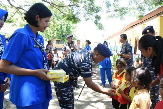 TNI AL Ikut Program Cegah Stunting dengan Bagi-bagi Susu Gratis