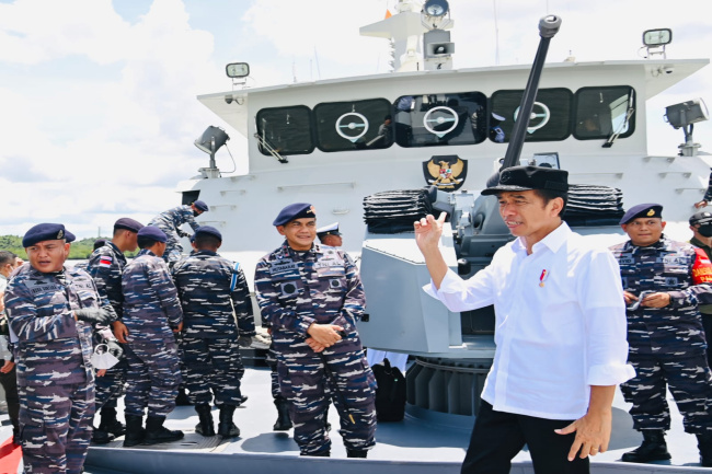 Presiden Jokowi Kunjungi IKN dengan Menaiki KRI Escolar-871