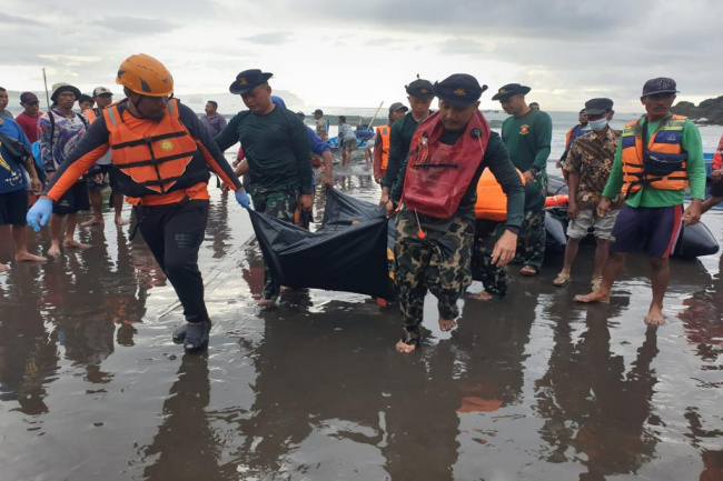 Tim SAR TNI AL Berhasil Temukan Jasad Nelayan yang Tenggelam
