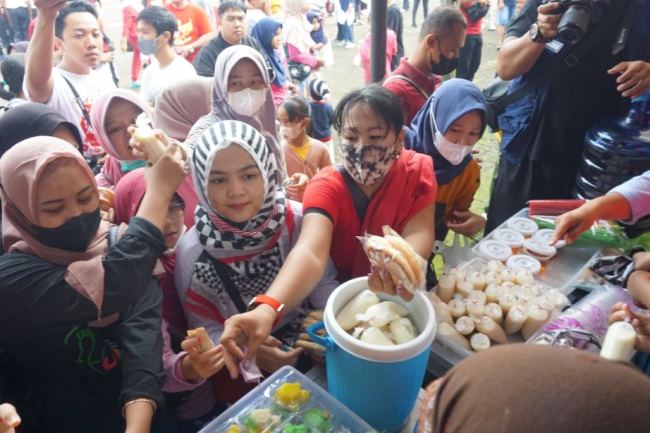 5.000 Jajanan Pasar di Bazar UMKM ‘Serbu’ Ludes Diserbu Warga
