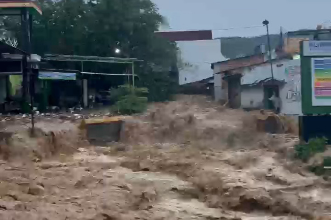 Banjir Bandang Sukolilo, Aktivitas Jalan Pati-Grobogan Sempat Mandek