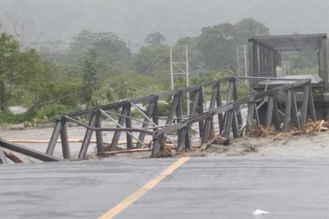 Jembatan di Maluku Tengah Putus Diterjang Banjir 