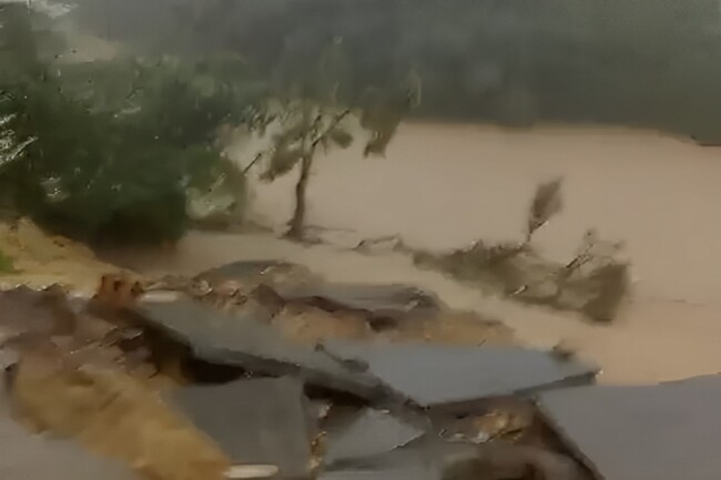 Jalan Nasional di Sumbar Lumpuh Akibat Banjir dan Tanah Longsor