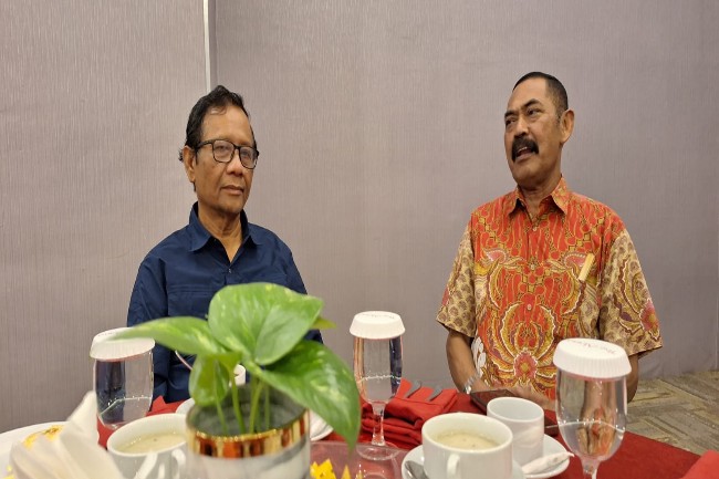 Sarapan Bareng Mahfud MD, FX Rudi Pastikan Cawapres PDIP Bukan Ban Serep