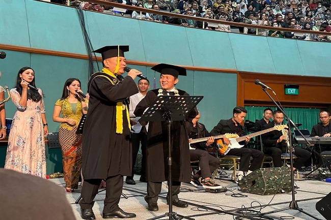 Duet Maut Jenderal Dudung dan Rektor Meriahkan Wisuda Universitas Trisakti