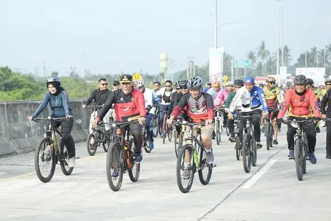 Ratusan Pesepeda Jajal Jalan Tol Padang - Sicincin