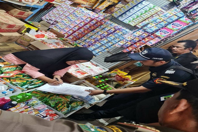 Bea Cukai Parepare dan Pemkab Burru Gelar Operasi Pasar Gempur Rokok Ilegal