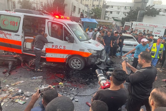 Militer Israel Serang Konvoi Ambulans depan RS, Puluhan Korban Tewas dan Luka-luka
