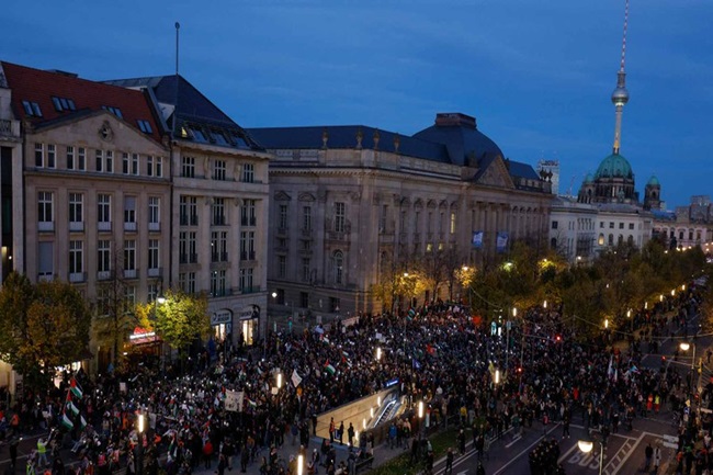 Ribuan Orang Turun ke Jalan di Berlin dalam Solidaritas Warga Palestina