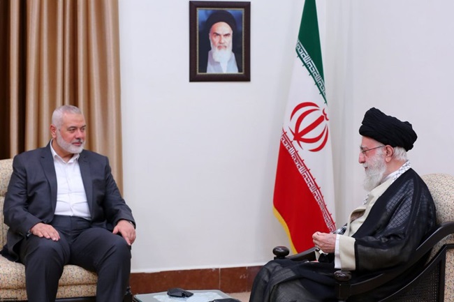 Media Iran Laporkan Pertemuan Khamenei dengan Pemimpin Hamas