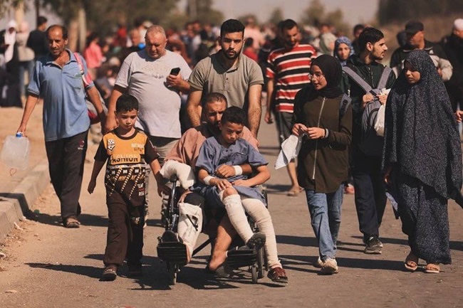Derita Warganya Terpaksa Mengungsi di Tengah Kota Gaza yang Hancur
