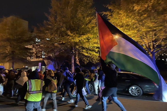 Protes Pro-Palestina Bentrok dengan Petugas Keamanan di Markas Partai Demokrat AS