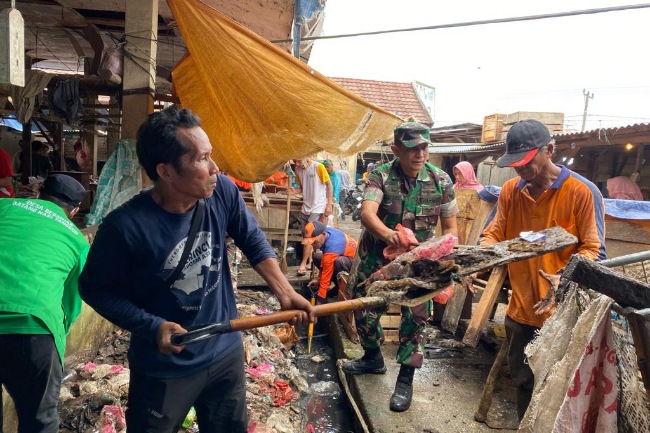 Pasar Kramat Tinggi Muara Bulian Diserbu Prajurit TNI