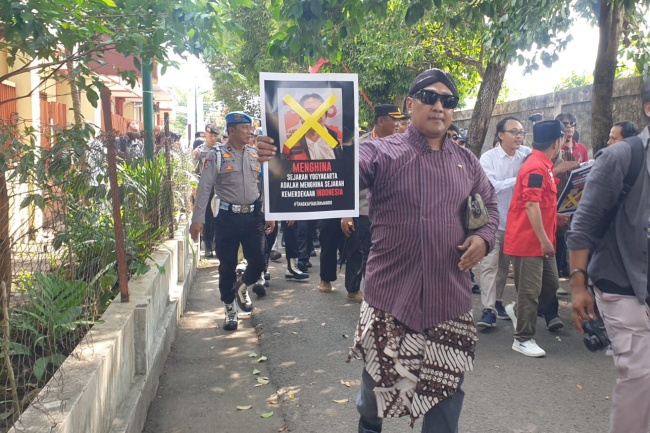 Massa Paman Usman Minta Ade Armando Ditangkap: Jika Tidak, PSI Akan Hilang dari Yogyakarta!