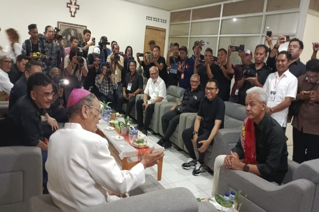 Uskup Agung Kupang Minta Calon Presiden Ganjar Pranowo Cabut Bantuan PKH Jika Terpilih