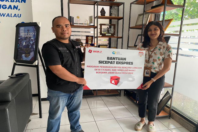 SiCepat Ekspres Salurkan Donasi ke JQR Bagi Korban Longsor Jawa Barat