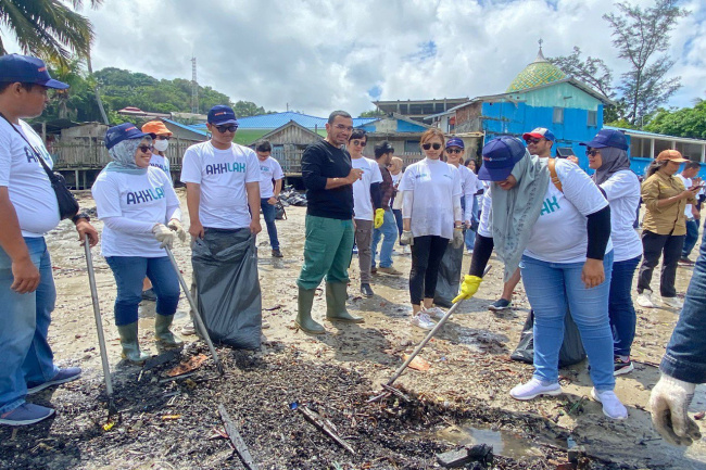 Pegadaian Ikut Bersih-bersih Pantai Melawai Balikpapan melalui BUMN Environmental Movement