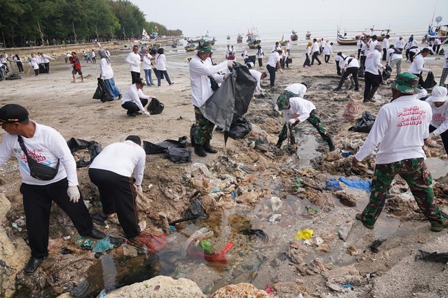 Yayasan WINGS Peduli Berkolaborasi dengan Pemerintah Jawa Timur dan Tuban Gelar Aksi Bersih Pantai Boom Tuban
