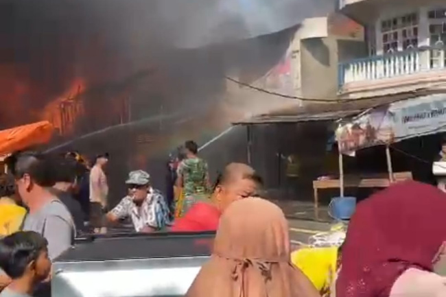 Puluhan Ruko di Pasar Sungai Apit Siak Hangus Terbakar