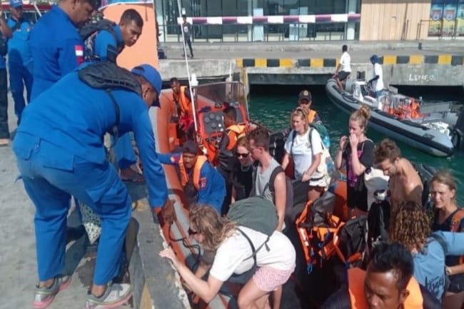 Kapal Wisata Duta Samota Tabrak Karang di Pulau Kelor, 37 Wisatawan Berhasil Dievakuasi