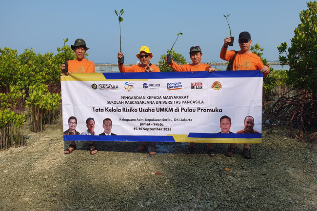 UP Berikan Pelatihan UMKM dan Tanam Mangrove di Pulau Pramuka