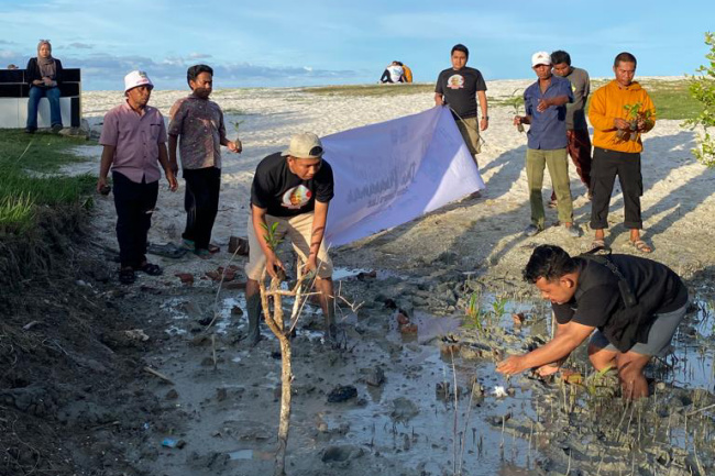 GMC Tanam Bibit Cemara untuk Cegah Abrasi Pantai Serdang Bedagai
