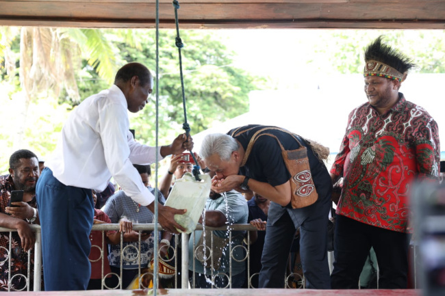 Ganjar Kunjungi Pulau Mansinam Papua yang Bersejarah