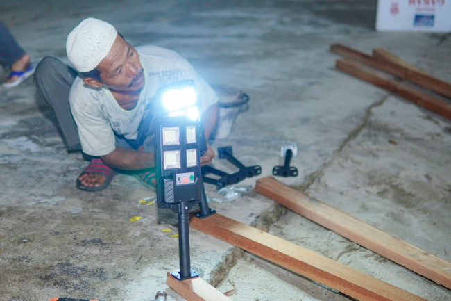 OMG Berikan Bantuan Solar Cell PJU Dusun Belum Teraliri Listrik