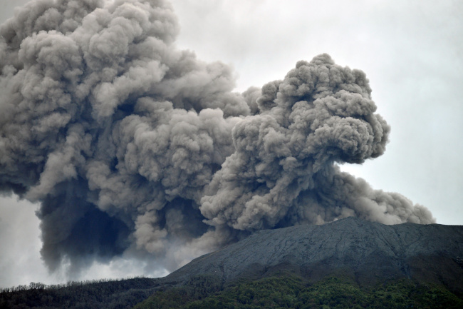 Hujan Abu Vulkanik Marapi, Warga Agam Diimbau Kurangi Aktivitas di Luar Rumah