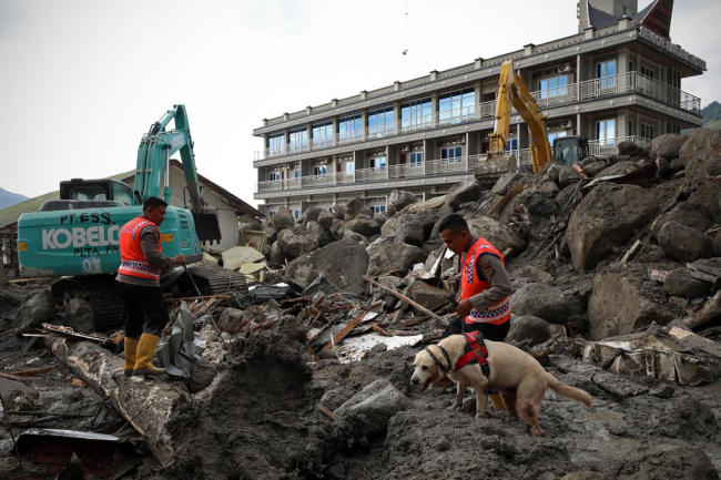 Anjing Pelacak dan Penyelam Dikerahkan Cari 10 Warga Korban Banjir Bandang Humbahas