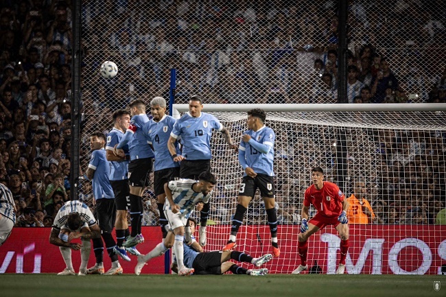 Argentina Tumbang, Lionel Messi Cs Menyerah dari Uruguay dengan Skor 0-2