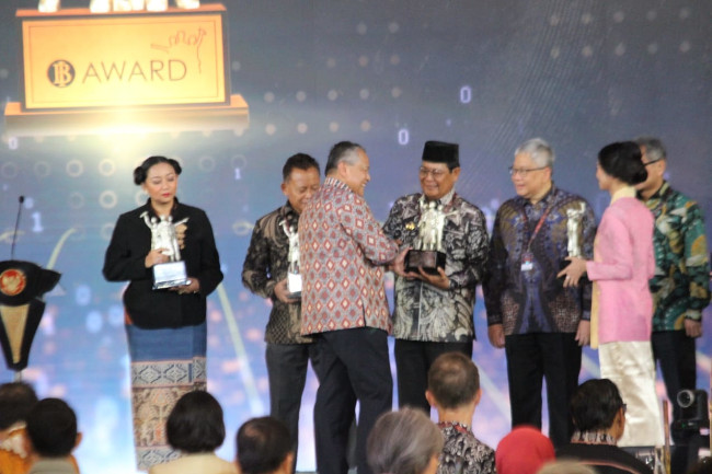  Kalsel daerah implementasi terbaik pengunaan QRIS wilayah Kalimantan, Pamam Birin Tuai BI Awards 