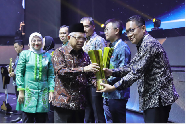 Wapres Maruf Amin Serahkan Penghargaan Naker Award 2023