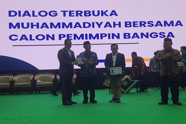 Anies dan Cak Imin Dapat Kartu Anggota Kehormatan dari Muhammadiyah