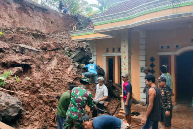 Hujan Semalam di Purworejo, Talud Setinggi 8 Meter Longsor Timpa Rumah Warga