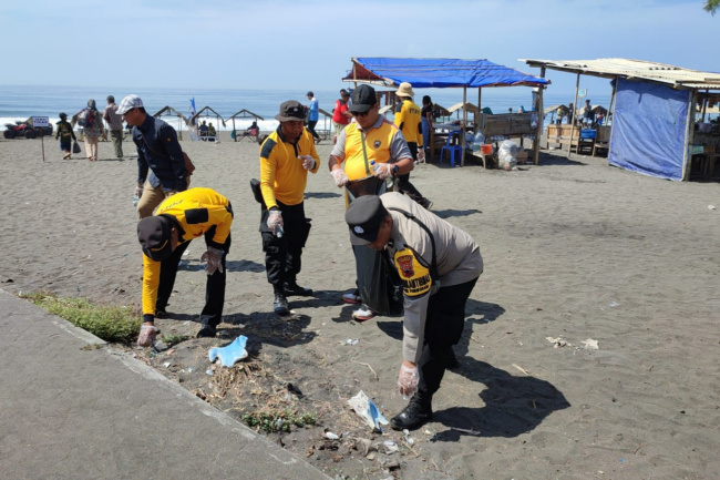 Wujudkan Sapta Pesona, Bagus Roro Purworejo Bersihkan Pantai Dewaruci