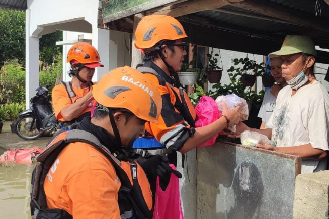 BAZNAS Terjunkan Tim Bantu Korban Banjir di Jambi dan Bandung
