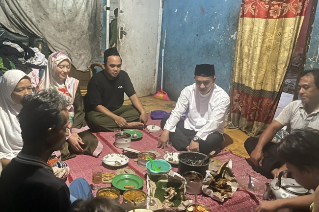 Disambut Haru, Bakal Calon Wali Kota Bogor Sendi Fardiansyah Sahur di Rumah Warga Miskin
