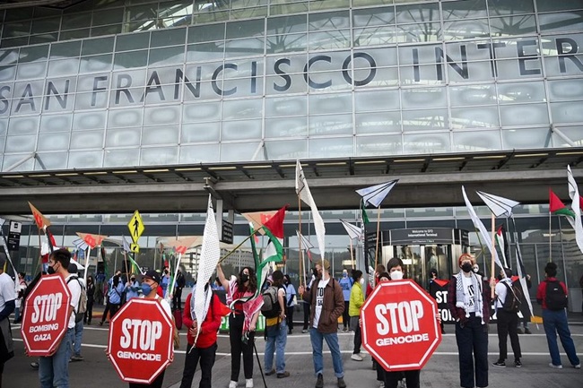 Para Demonstran Memblokir Terminal Bandara San Francisco Menuntut Gencatan Senjata di Gaza