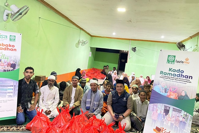 LDK dan Lazismu PP Muhammadiyah Serahkan Kado Ramadan bagi Muallaf Pengungsi Eks Timor Leste