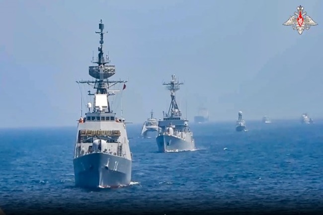 Iran, Rusia dan Tiongkok Pamer Kekuatan Kapal dalam Latihan Angkatan Laut di Teluk Oman