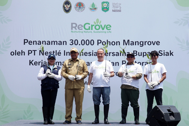 Nestlé Indonesia dan Badan Restorasi Gambut dan Mangrove Kolaborasi Penanaman 30.000 Pohon Mangrove 