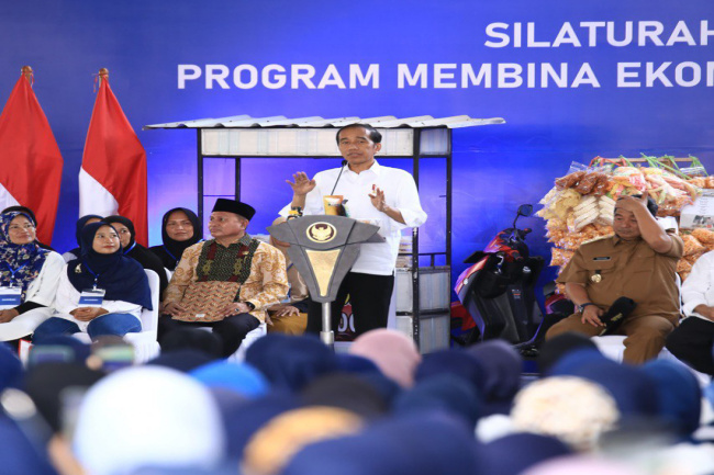 “Mama Muda” Curi Perhatian Jokowi di Tengah 5.000 Nasabah Mekaar Makassar