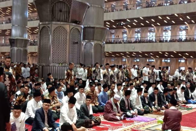 Jokowi, Ma'ruf, dan Sejumlah Menteri Salat Ied Berjamaah di Masjid Istiqlal