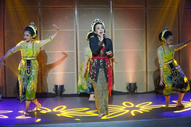 Denada, Dewi Gita, dan Padepokan Jugala Raya Membawakan Drama Tari Nyimas Kawung Anten
