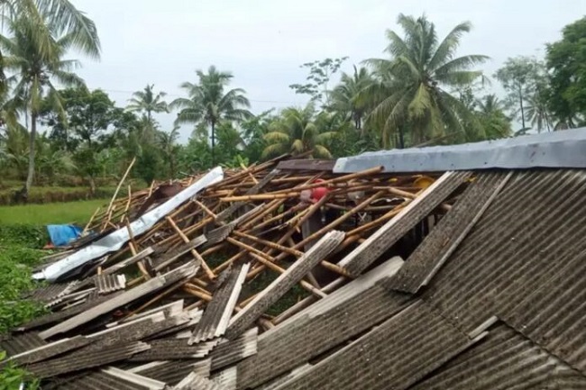 Hujan Petir dan Puting Beliung Robohkan Lima Rumah di Lombok Tengah